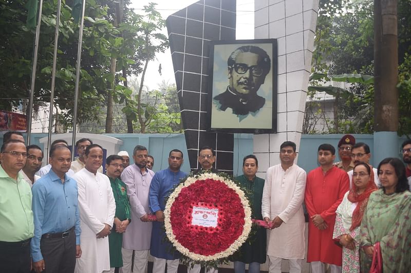 শহীদবেদিতে ফুল দিয়ে শ্রদ্ধা জানান চট্টগ্রাম সিটি করপোরেশনের মেয়র বীর মুক্তিযোদ্ধা মো. রেজাউল করিম চৌধুরী