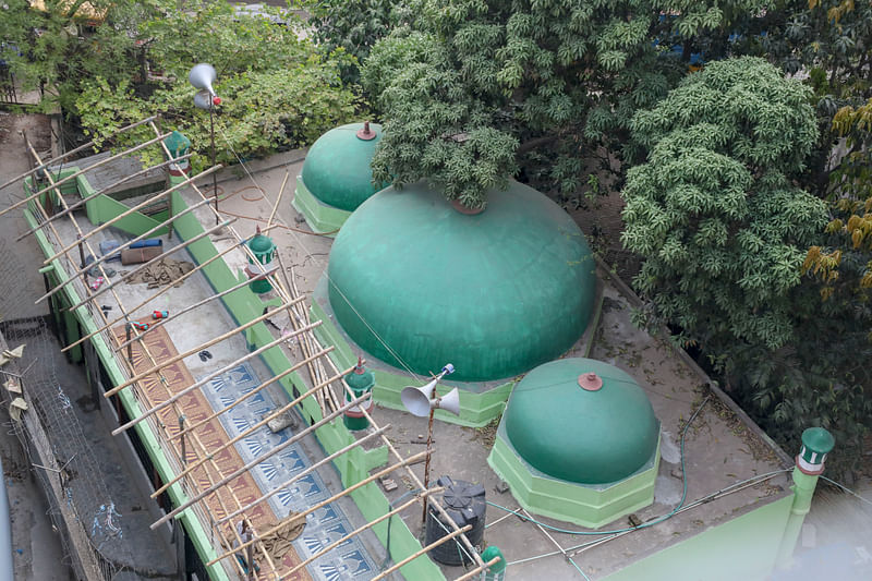 শায়েস্তা খান মসজিদ। এককালে এই গম্বুজের শীর্ষে পদ্মপাপড়ির নকশা অলংকৃত ছিল। তখন এর রং ছিল সাদা। সংস্কার করার পর সেই নকশা নেই, রং বদলে করা হয়েছে সবুজ