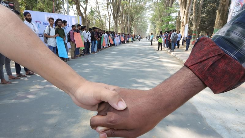 হল ফি বৃদ্ধির সিদ্ধান্ত প্রত্যাহারের দাবিতে মানববন্ধন করে স্টুডেন্ট রাইটস অ্যাসোসিয়েশন। আজ দুপুরে রাজশাহী বিশ্ববিদ্যালয়ের প্যারিস রোডে