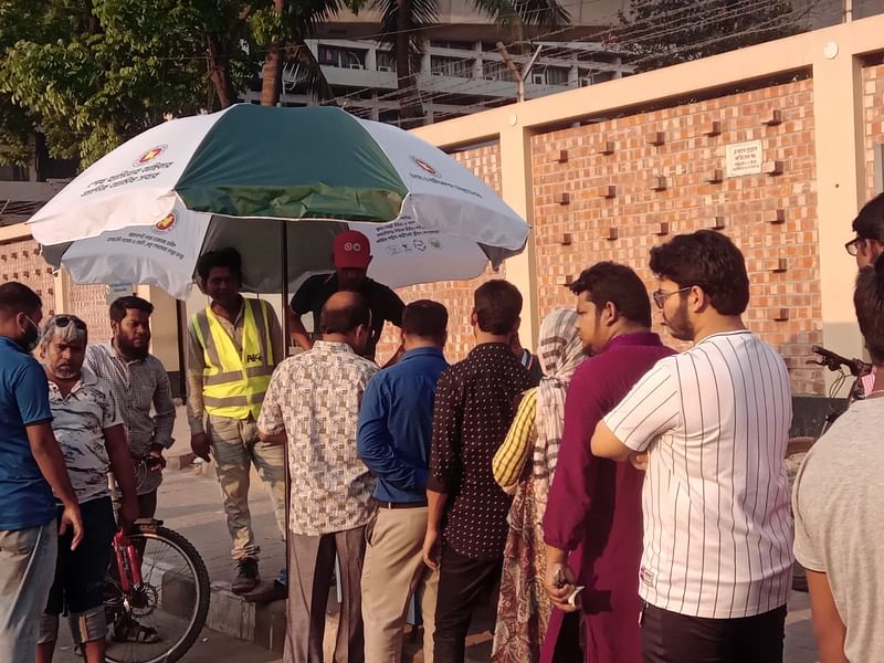 লাইনে দাঁড়িয়ে টিকিট কাটছেন ক্রেতারা