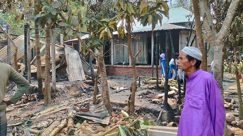 মশার কয়েল থেকে আগুন লেগে দুটি ঘর ভস্মীভূত হয়েছে। ছয়টি ছাগল ও একটি গাভির পাশাপাশি পুড়ে মারা গেছে মিরাজ মোল্লা নামের এক বিদ্যালয়ছাত্র। আজ সকালে মাগুরার শ্রীপুর উপজেলার গয়েশপুর ইউনিয়নের বাগবাড়িয়া গ্রামে