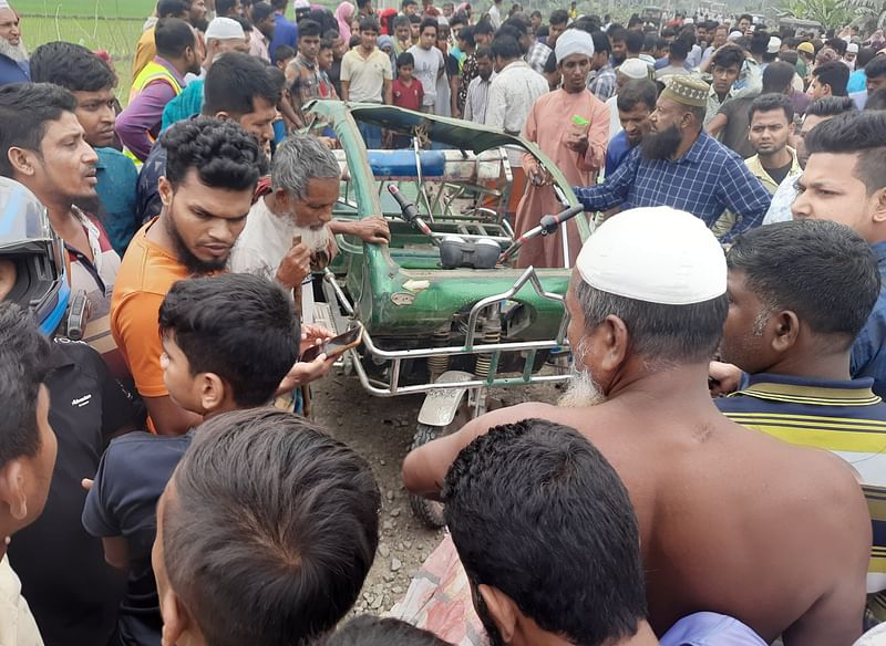 দুর্ঘটনার খবরে স্থানীয়দের ভিড়। আজ শুক্রবার সকালে ভোলার দৌলতখান উপজেলার ওতোরুদ্দিন এলাকায়