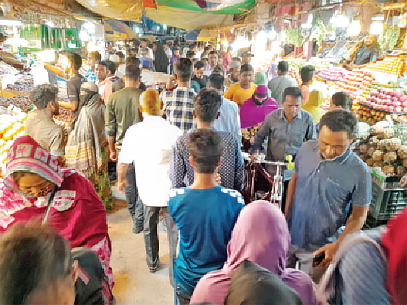 পবিত্র রমজান মাস আজ শুরু। নিত্যপ্রয়োজনীয় পণ্য কিনতে বাজারে নানা শ্রেণি-পেশার মানুষের ভিড়। গতকাল রংপুর নগরের সিটি বাজারে