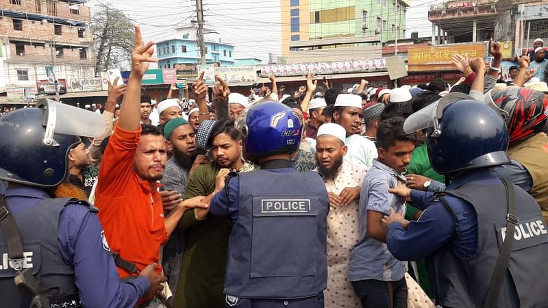 মুখোমুখি পুলিশ ও বিক্ষোভকারীরা। শুক্রবার দুপুরে পঞ্চগড় শহরের চৌরঙ্গী মোড়ে