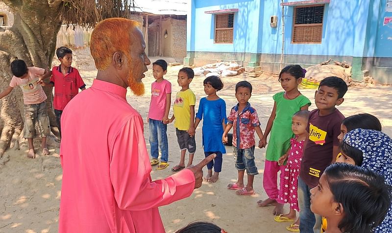 স্বাধীনতা দিবসে শিশুদের স্বরচিত কবিতা শোনাচ্ছেন স্বভাবকবি আফাজ উদ্দিন। রোববার দুপুরে রাজশাহীর তানোর উপজেলার গোকুল গ্রামে