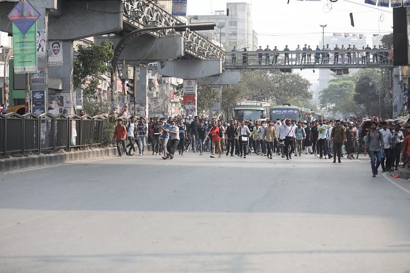 রাজধানীর সায়েন্স ল্যাব এলাকায় তিনটি শিক্ষাপ্রতিষ্ঠানের শিক্ষার্থীদের মধ্যে সংঘর্ষ হয়েছে। ঢাকা কলেজ, ৫ মার্চ