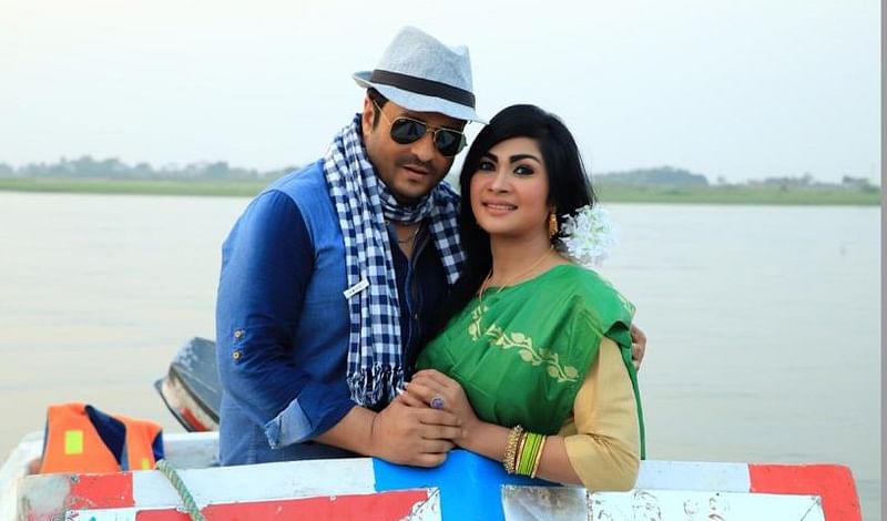 শিবচরে ‘দক্ষিণ দুয়ার’ ছবির শুটিং শুরু হয়েছে, চলবে ১৬ মার্চ পর্যন্ত। দেড় দশক পর এই চলচ্চিত্রে অভিনয় করছেন ফেরদৌস ও শিমলা