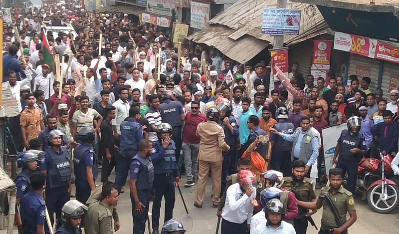 হামলার সময় গাড়ির মধ্যে দাঁড়িয়ে ছিলেন সংসদ সদস্য আ স ম ফিরোজ। বৃহস্পতিবার বেলা সাড়ে ১১টার দিকে উপজেলা পরিষদের সামনে