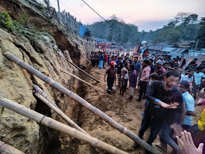 চট্টগ্রাম নগরের আকবর শাহ থানার বেলতলি এলাকায় পাহাড় কাটার সময় ধসের এই ঘটনা ঘটেছে