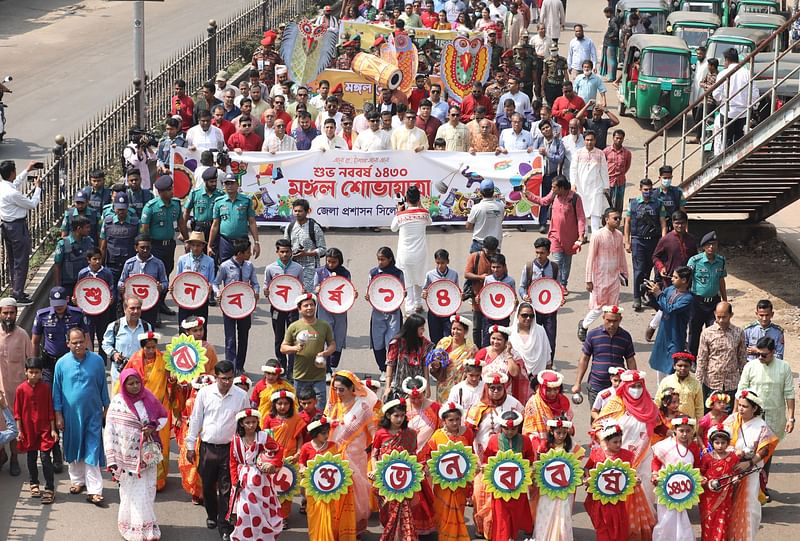 সিলেট জেলা প্রশাসনের উদ্যোগে আয়োজিত শোভাযাত্রায় বিভিন্ন শ্রেণি–পেশার মানুষ অংশ নেন