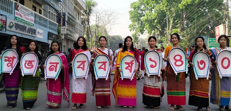 নববর্ষের শোভাযাত্রা পাহাড়ি ও বাঙালিদের অংশগ্রহণে জাতি ও ভাষাবৈচিত্র্যের মিলনমেলায় পরিণত হয়েছে। আজ শুক্রবার সকালে বান্দরবান প্রেসক্লাব চত্বরে