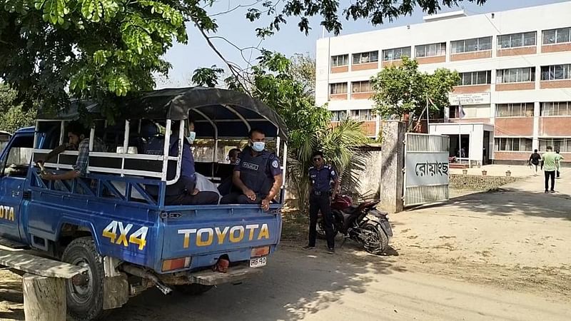 ঘটনাস্থল থেকে নিহত ব্যক্তিদের লাশ উদ্ধার করে আজ শুক্রবার দুপুরে রোয়াংছড়ি থানায় নিয়ে আসে পুলিশ।