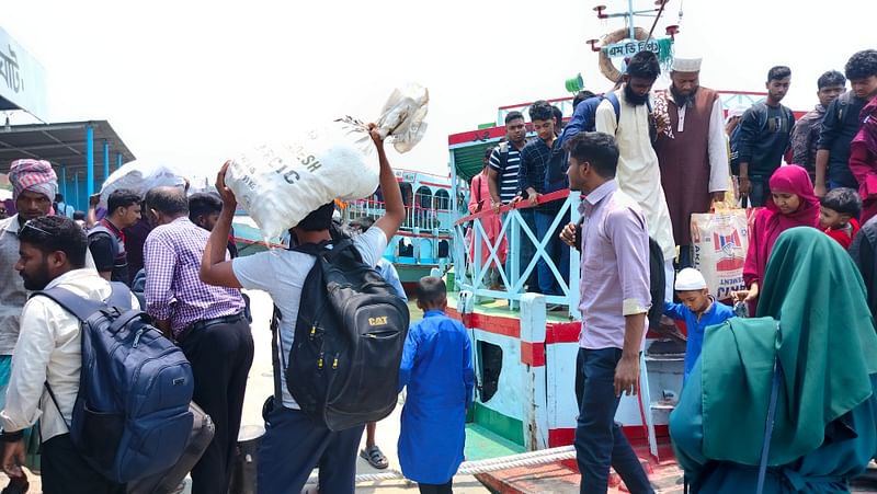 ঈদ শেষে কর্মস্থলগামী যাত্রীদের চাপ বেড়েছে মানিকগঞ্জের পাটুরিয়া ঘাটে। শুক্রবার দুপুরে পাটুরিয়া লঞ্চঘাট এলাকায়