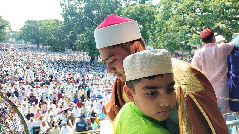 ঐতিহাসিক শোলাকিয়ায় দেশের বৃহৎ ঈদের জামাত শেষে কোলাকুলি। আজ শনিবার সকালে