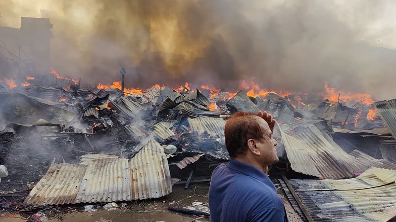 বঙ্গবাজারের আগুন ভয়াবহ আগুন