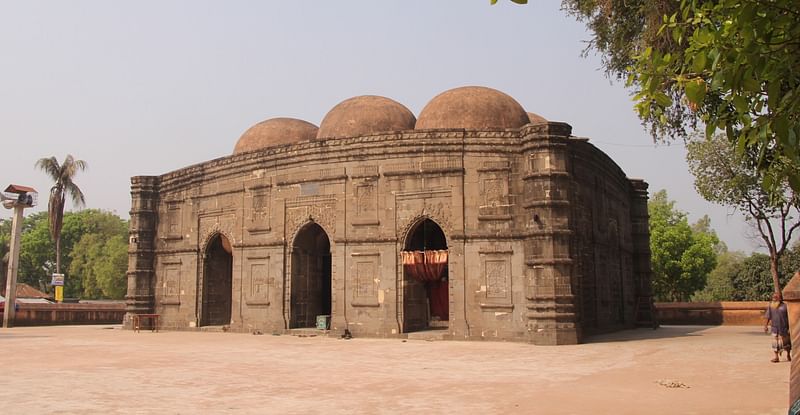 কুসুম্বা মসজিদ। নওগাঁর কুসুম্বা গ্রামে অবস্থিত মসজিদটি প্রায় ৪৬৪ বছর আগের