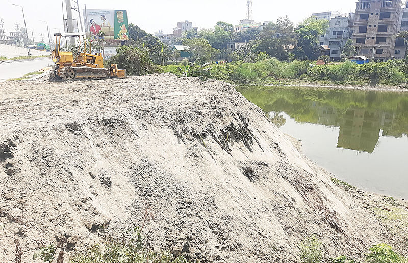 টাঙ্গাইলের মির্জাপুরে খাস খতিয়ানভুক্ত পুকুরে মাটি ফেলা হচ্ছে। গত শুক্রবার মির্জাপুর বাইপাস বাসস্ট্যান্ডের দক্ষিণ-পূর্ব পাশে