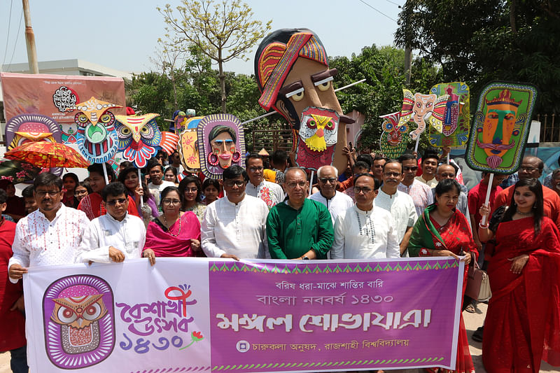 রাজশাহী বিশ্ববিদ্যালয়ে মঙ্গল শোভাযাত্রা উদ্বোধন করেন বিশ্ববিদ্যালয়ের উপাচার্য অধ্যাপক গোলাম সাব্বির সাত্তার