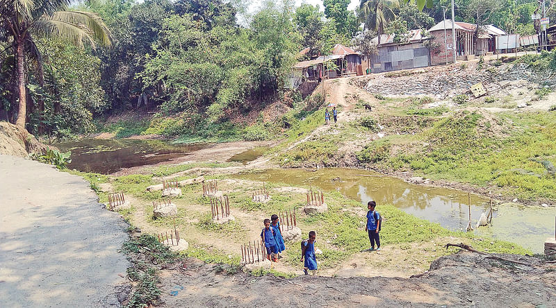 রাজবাড়ীর বালিয়াকান্দি উপজেলার জঙ্গল ইউনিয়নের কালির মোড় এলাকায় পাইলিং করার পর সেতু নির্মাণের কাজ বন্ধ হয়ে যায়। গত বুধবার তোলা ছবি