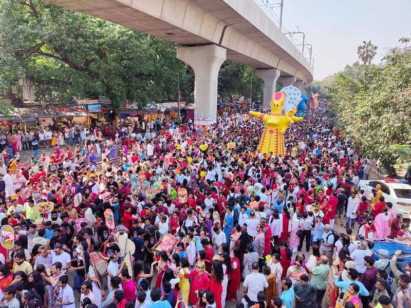 ঢাকা বিশ্ববিদ্যালয়ের চারুকলা অনুষদের উদ্যোগে ঐতিহ্যবাহী মঙ্গল শোভাযাত্রা