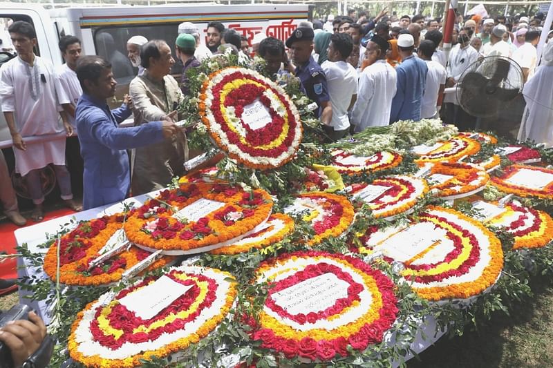 গণস্বাস্থ্য কেন্দ্রের প্রতিষ্ঠাতা ও বীর মুক্তিযোদ্ধা ডা. জাফরুল্লাহ চৌধুরীকে  শ্রদ্ধা জানাতে এসেছেন বিভিন্ন শ্রেণিপেশার মানুষ। আজ শুক্রবার গণস্বাস্থ্য কেন্দ্রের পিএইচএ মাঠে