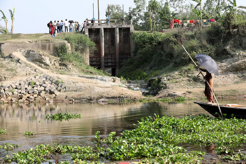 গাইবান্ধার গোবিন্দগঞ্জ উপজেলার কাঁটাখালীসংলগ্ন খুলসীতে করতোয়া নদীর উৎসমুখে জলকপাট