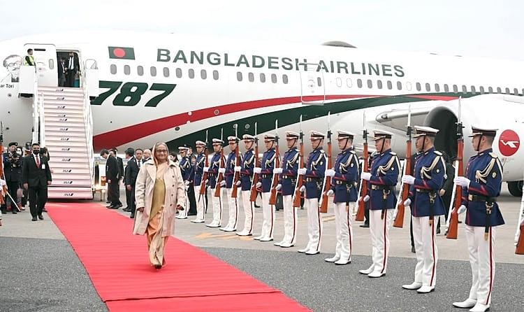 প্রধানমন্ত্রী শেখ হাসিনাকে টোকিওর হানেদা আন্তর্জাতিক বিমানবন্দরে লালগালিচা সংবর্ধনা দেওয়া হয়