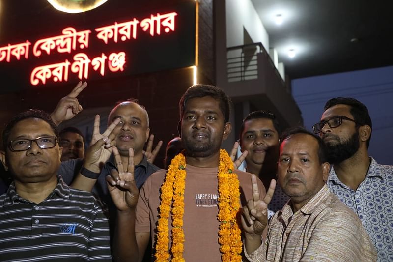 কেরানীগঞ্জে ঢাকা কেন্দ্রীয় কারাগার থেকে বের হয়ে আসার পর প্রথম আলোর সাংবাদিক শামসুজ্জামান শামস