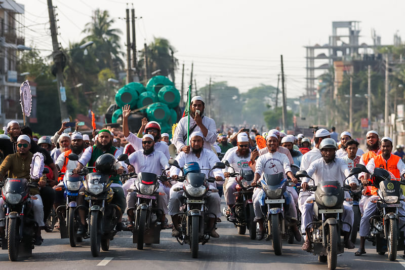 বরিশাল সিটি করপোরেশন নির্বাচনে ইসলামী আন্দোলনের প্রার্থী মুফতি সৈয়দ মুহাম্মদ ফয়জুল করিম ঢাকা থেকে সড়কপথে বরিশালে নির্বাচনী এলাকায় এলে দলের নেতা-কর্মীরা মোটরসাইকেল শোভাযাত্রা নিয়ে তাঁকে স্বাগত জানান। সোমবার বরিশাল নগরের সিঅ্যান্ডবি রোডে