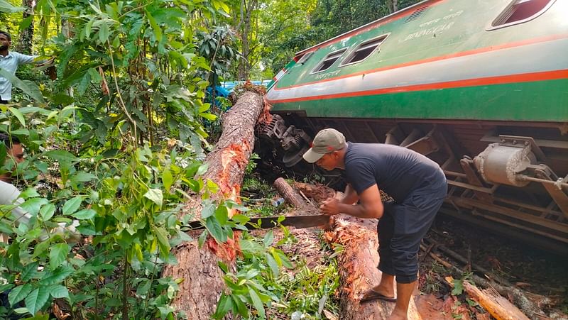 মৌলভীবাজারের কমলগঞ্জে লাউয়াছড়া জাতীয় উদ্যানে গাছ পড়ে চট্টগ্রাম থেকে সিলেটগামী উদয়ন এক্সপ্রেস ট্রেন লাইনচ্যুত হয়। এতে সিলেটের সঙ্গে সারা দেশের রেল যোগাযোগ বন্ধ আছে।