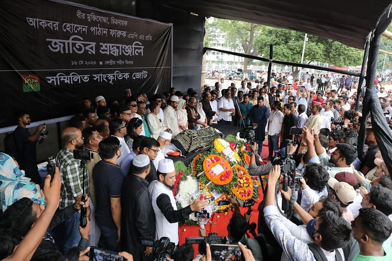 শহীদ মিনার প্রাঙ্গণে ফারুককে ফুল দিয়ে  শেষ শ্রদ্ধা জানান সর্বস্তরের মানুষ