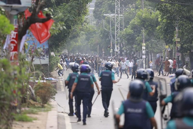 ঢাকার ধানমন্ডির সায়েন্স ল্যাব এলাকায় পুলিশ–বিএনপি নেতা–কর্মীদের সংঘর্ষ হয়। আজ মঙ্গলবার বিকেলে