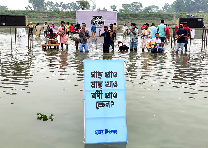 ব্রহ্মপুত্র নদকে বাঁচাতে স্বেচ্ছাসেবকদের উদ্যোগে মৃতের চিৎকার নামে এক প্রতিবাদ কর্মসূচি পালন করা হয়। কাচারিঘাট এলাকা, ময়মনসিংহ, ৫ মে।