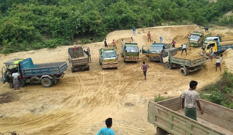 কক্সবাজারের উখিয়া উপজেলার পালংখালী খালের বিভিন্ন পয়েন্ট থেকে ড্রেজার মেশিনে বালু উত্তোলনের পর এভাবে ডাম্পারে অন্যত্র নেওয়া হয়। সম্প্রতি তোলা