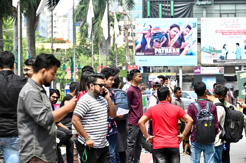 ব্লকবাস্টার সিনেমাস, মধুমিতা সিনেমা হলসহ দেশের ৪১টি প্রেক্ষাগৃহে মুক্তি পেয়েছে ‘পাঠান’