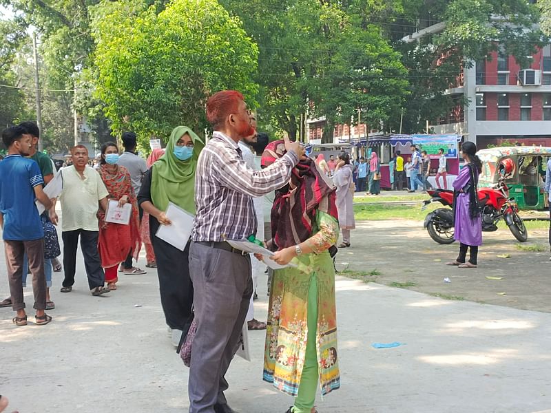 স্নাতক (সম্মান) প্রথম বর্ষের ভর্তি পরীক্ষার আগে অভিভাবকের কাছে দোয়া নিচ্ছেন শিক্ষার্থী