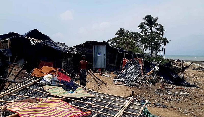 ঘূর্ণিঝড় মোখার তাণ্ডবে বিধ্বস্ত টেকনাফের শাহপরীর দ্বীপের জালিয়াপাড়ার ঘরবাড়ি