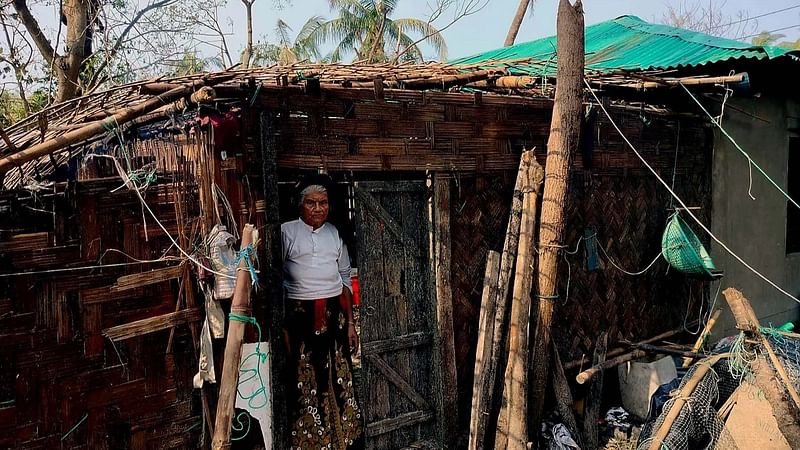 ঘূর্ণিঝড় মোখার তাণ্ডবে হাজারো ঘরবাড়ির মতো দ্বীপের পশ্চিমপাড়ার হাজেরা খাতুনের বাড়িটিও ভেঙে গেছে। ভাঙা ঘরের ভেতরে পাঁচ মেয়ে নিয়ে দুশ্চিন্তার হাজেরা। আজ সোমবার সকালে