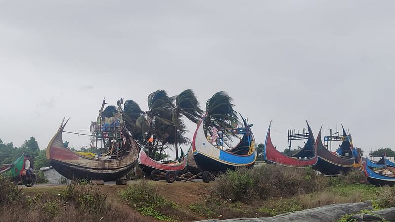 টেকনাফে বইছে ঝোড়ো হাওয়া। টেকনাফ সমুদ্রসৈকত থেকে আজ সকাল সাড়ে ১০টার দিকে তোলা। ১৪ মে