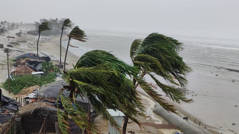 টেকনাফের শাহপরীর দ্বীপে বইছে ঝোড়ো হাওয়া। আজ বেলা তিনটার দিকে তোলা ছবি