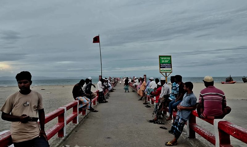 সেন্ট মার্টিন দ্বীপের আকাশ গুমোট। সাগর উত্তাল। ঘূর্ণিঝড়ের আগে পরিস্থিতি দেখতে দ্বীপের পূর্ব দিকের জেটিতে লোকজনের ভিড়। আজ শনিবার বেলা ১১টার দিকে