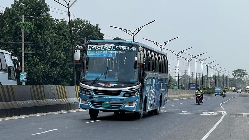 ঢাকার গাবতলী বাসস্ট্যান্ড থেকে মানিকগঞ্জের পাটুরিয়া রুটে প্রতিদিন দেড় শতাধিক সেলফি পরিবহনের বাস চলাচল করে