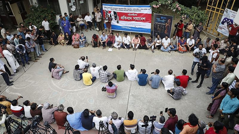 ‘সাধারণ নাট্যকর্মীবৃন্দ' নামের একটি প্ল্যাটফর্মের ব্যানার শুক্রবার জাতীয় নাট্যশালা চত্বরে অনুষ্ঠিত হয়েছে প্রতিবাদ সমাবেশ