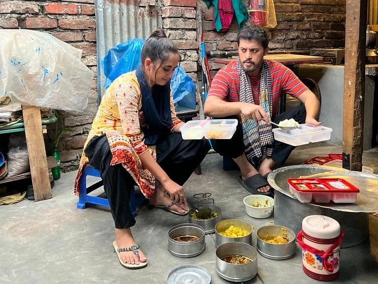 মহাখালির কড়াইল বস্তিতে  ‘চেকমেট’ নাটকের দৃশ্যে তানিয়া বৃষ্টি ও ইরফান সাজ্জাদ