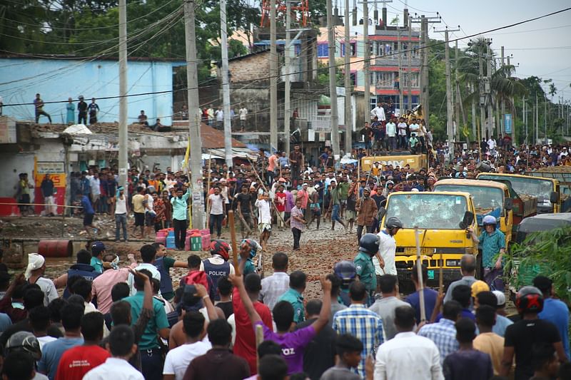 জলাবদ্ধতার পানি নিষ্কাশনের জন্য রাস্তা কাটাকে কেন্দ্র করে এলাকাবাসীর মধ্যে সংঘর্ষ। বুধবার বিকেলে সিলেটের সোনাতলা এলাকায়