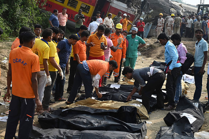 ভারতের ওডিশায় ভয়াবহ ট্রেন দুর্ঘটনায় উদ্ধার হওয়া মরদেহগুলো সারি করে রাখা হয়েছে