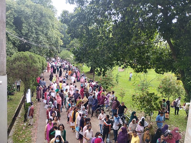 জাহাঙ্গীরনগর বিশ্ববিদ্যালয়ের ২০২২-২০২৩ শিক্ষাবর্ষের স্নাতক প্রথম বর্ষের ভর্তি পরীক্ষায় অংশ নিতে চাওয়া  পরীক্ষার্থীরা