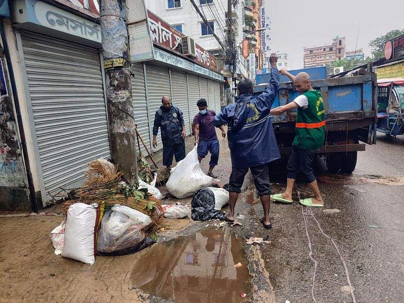 ঢাকা উত্তর সিটি ৬ ঘণ্টার মধ্যে এবং দক্ষিণ সিটি ২৪ ঘণ্টার মধ্যে বর্জ্য অপসারণের ঘোষণা দিয়েছে