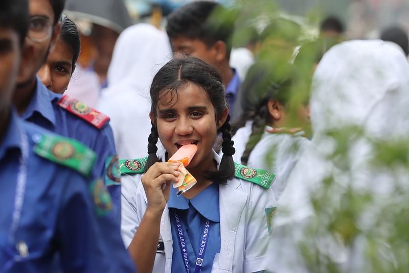 প্রচন্ড গরমে দেশের সব সরকারি প্রাথমিক বিদ্যালয় ২৭ এপ্রিল পর্যন্ত ছুটি ঘোষণা করা হয়েছে