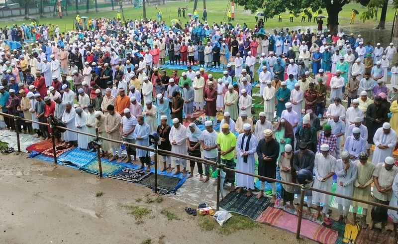 কিশোরগঞ্জের ঐতিহাসিক শোলাকিয়া মাঠে ঈদুল আজহার নামাজ আদায়